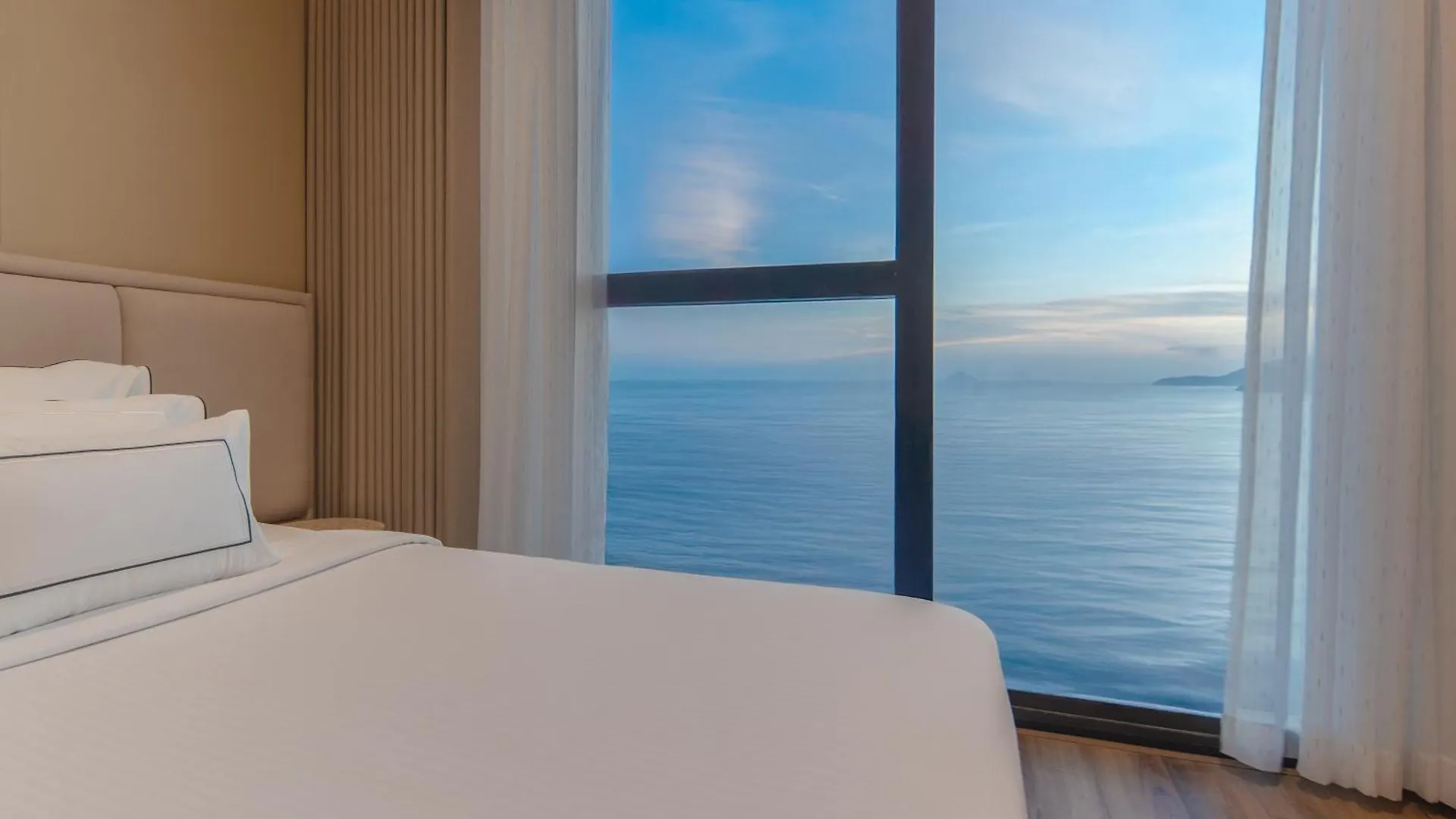 Starcity Hotel & Condotel Beachfront Нячанг