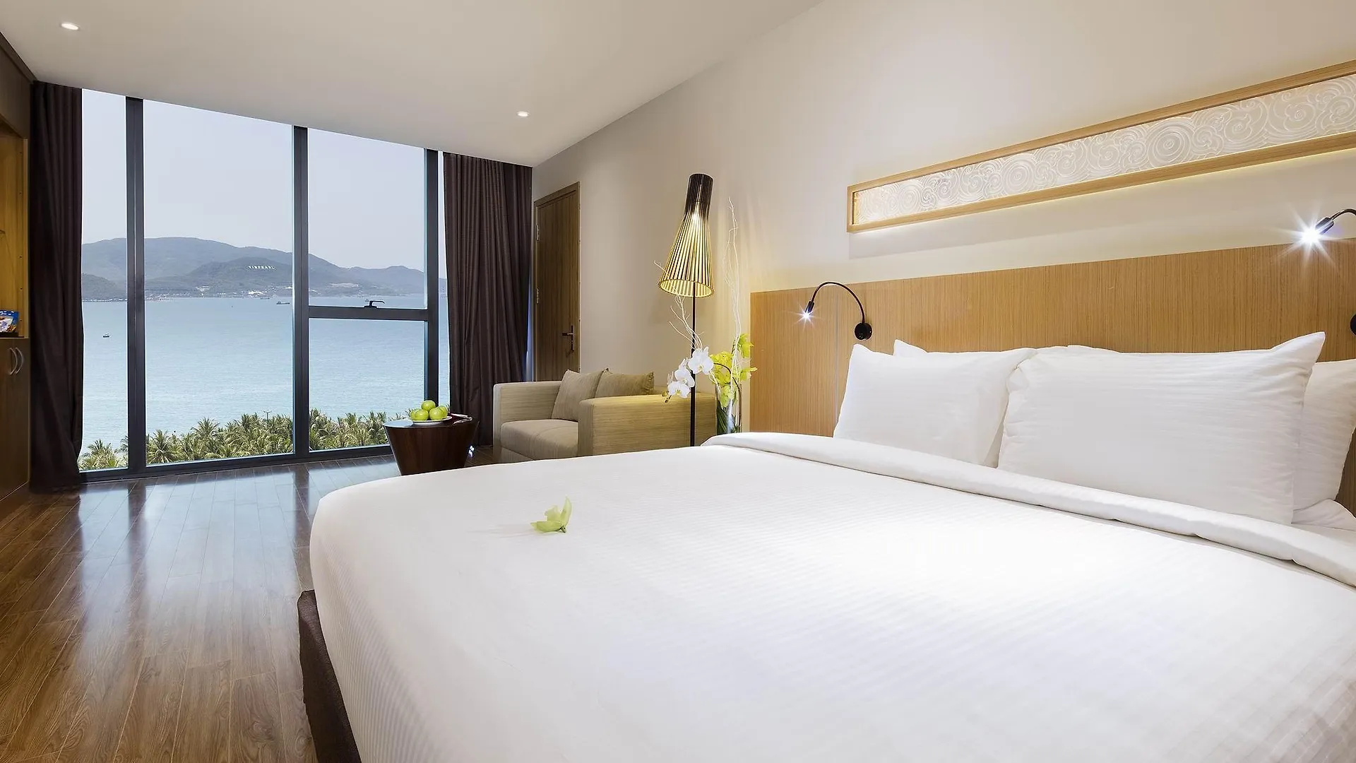 Starcity Hotel & Condotel Beachfront Nha Trang 5*,