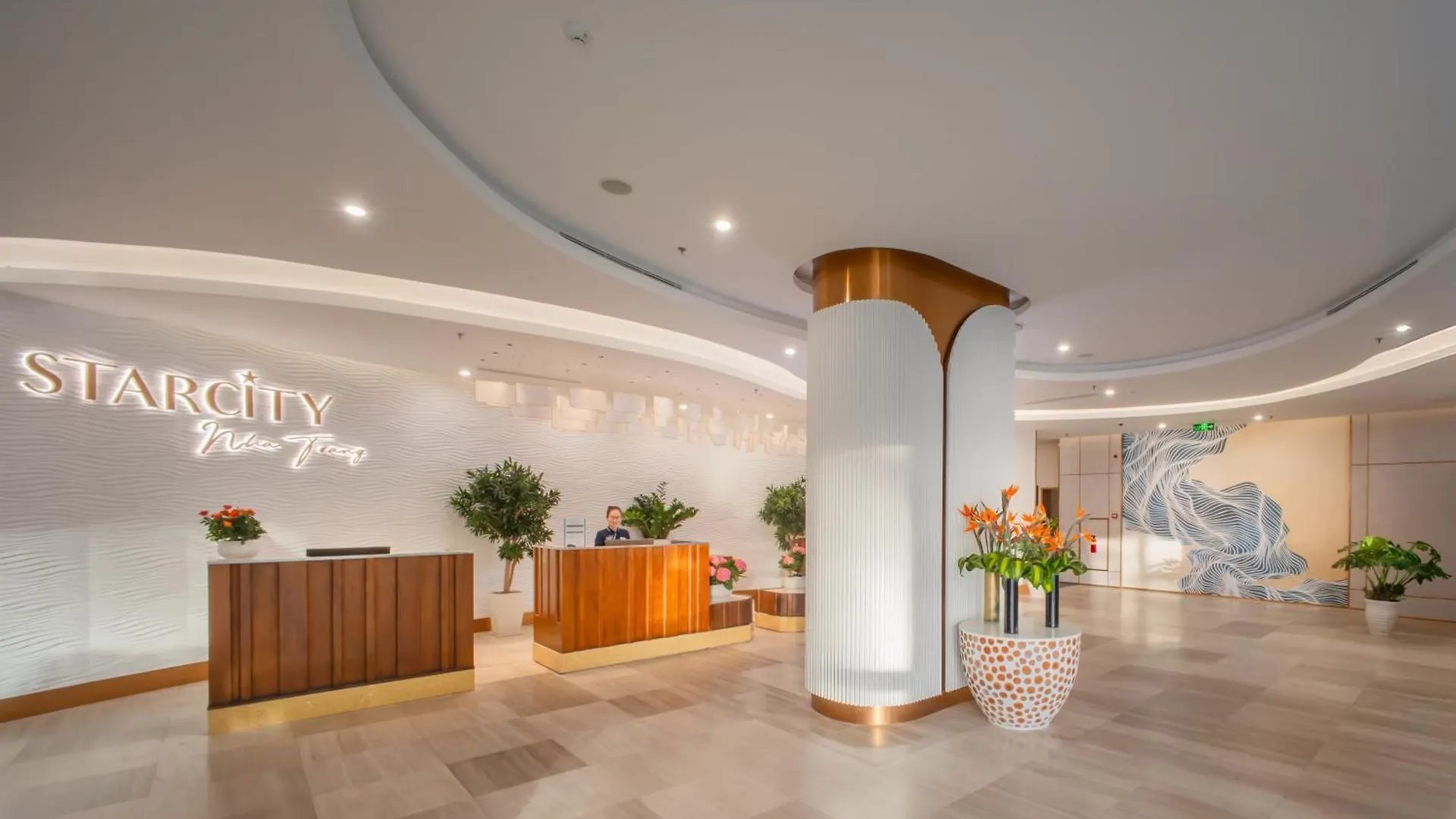Starcity Hotel & Condotel Beachfront Nha Trang 5*,